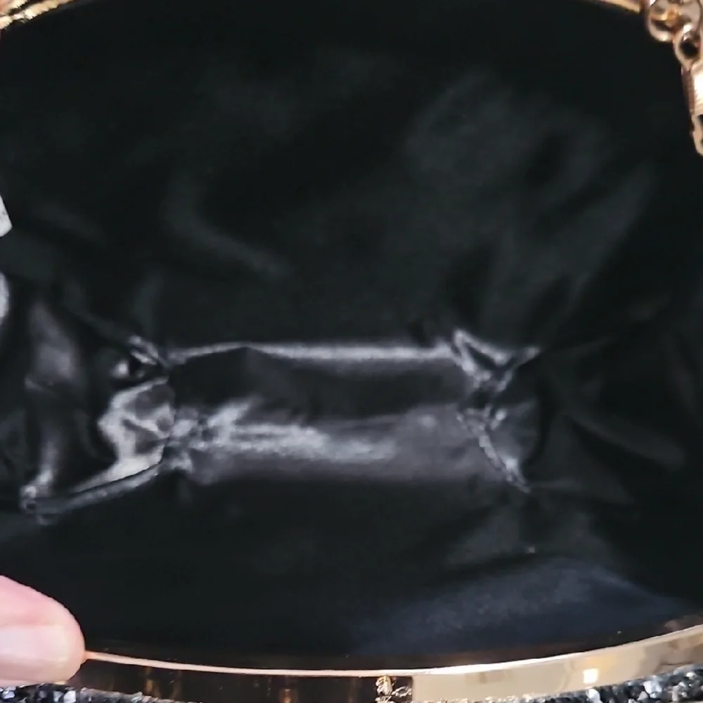 Elegant Black and Gold Crossbody Bag with Ornate Frame - Picture 9 of 11